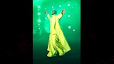 ظهو أحمد ببطقم كامل باللون الأصفر الفسفوري