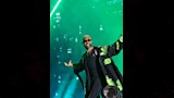 نسق أسفل الجاكيت تيشيرت بسيط وبنطلون أسود واسع
