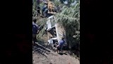 إصابة 5 أشخاص إثر سقوط سيارة أجرة بترعة في بنها (9)