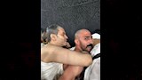 عمرو محمد علي يؤدي مناسك العمرة محمولًا على كتب مساعده (2)