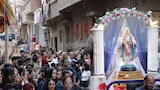 "أكاليل من النقود الورقية".. مشاهد غير تقليدية في زفة السيدة العذراء بـ "درنكة" -صور
