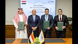 صورة تذكارية بعد توقيع العقد 