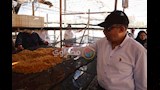 العنب يتحول إلى زبيب.. محافظ المنيا يتفقد موسم الحصاد في أبو قرقاص (صور)