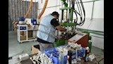 العاملون بمصنع الأدوات الكهربائية ١