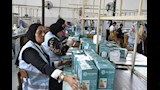 العاملون بمصنع الأدوات الكهربائية