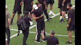 حمزة عبدالكريم يصافح لاعبي الأهلي قبل مواجهة كأس خوان جامبر 3