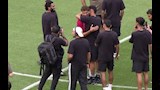 حمزة عبدالكريم يصافح لاعبي الأهلي قبل مواجهة كأس خوان جامبر 2