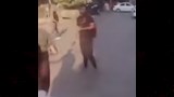 "طعن والده بـ16 طعنة".. فيديو يوثق محاولة هرب المتهم بقتل والده قبل القبض عليه 