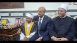 "فتح الله عليك".. محافظ أسيوط يمنح طفلًا 200 جنيه بعد إبهاره في "دولة التلاوة"