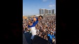 سامو زين يلتقط صورة مع جمهوره في حفل الساحل