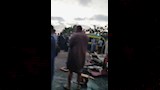 تجمع الأهالي في موقع الحادث