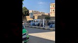 اسر الضحايا يفترشون الرصيف