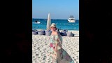 بملابس البحر إلهام شاهين تخطف الأنظار  (1)