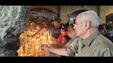 أيقونات وشموع وصلوات.. أجواء روحانية تجمع آلاف الزائرين بدير درنكة (15)