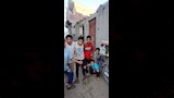 الأطفال الذين عثروا على الحيوان
