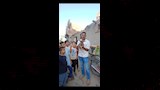 صائد الأفاعي مع الحيوان والأطفال