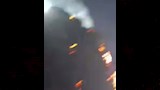 مواطنون ينقذون سيارة من الاحتراق (2)