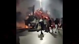 مواطنون ينقذون سيارة من الاحتراق (3)