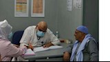 طبيب يفحص مريض منتفع بمستشفى الامراض التنفسية