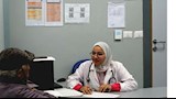 طبيبة تمان على مريضة