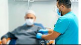 علاج مريض في مستشفى الامراض التنفسية