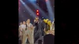 محمد رمضان بكرسي ذهبي