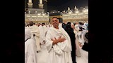 كزبرة يؤدي مناسك العمرة