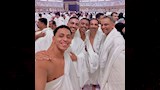 كزبرة وأحمد غزي وطارق الجنايني أمام الكعبة