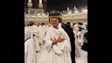كزبرة يؤدي مناسك العمرة