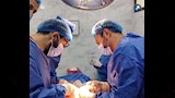استئصال كيس ضخم من بطن مريضة  (1)