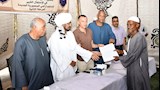 بعد انتظار 23 عاماً.. محافظ أسوان يسلم عقود أراضي المنصورية الجديدة للمستحقين