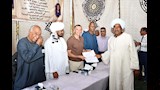 مواطن يتسلم العقد من محافظ أسوان