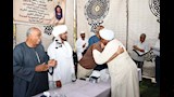 مواطن يعانق محافظ أسوان بعد تسليمه عقد الارض