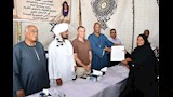 تسليم عقود الاراضى لاحدى سيدات قرية المنصورية الجديدة
