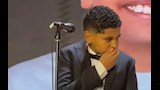 الطفل محمد محمود في موقف محرج على المسرح