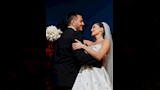 اعتمدت مكياجا قويا، حيث ركزت على رسمة عينيها ووضعت أحمر شفاه بدرجات النيود.