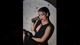 اختارت لما وضع مكياجا قويا بالأحمر الناري 