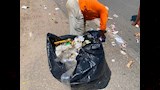ضبط سيارة تلقي المخلفات بالطريق العام في بورسعيد٣