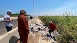 ضبط سيارة تلقي المخلفات بالطريق العام في بورسعيد