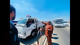ضبط سيارة تلقي المخلفات بالطريق العام في بورسعيد٦