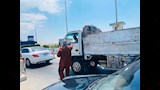 ضبط سيارة تلقي المخلفات بالطريق العام في بورسعيد٨
