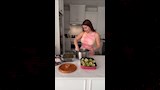 نسرين طافش تقوم بتحضير محشي ورق عنب (2)