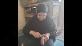 قصة سيدة في بني سويف تحدت الظروف بخياطة الأحذية (1)