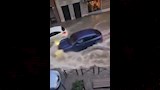 عواصف وفيضانات عنيفة تضرب شمال إيطاليا (4)