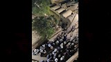 الأهالي يودعون الرجل وابنته