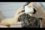 هل استخدام الصابون لغسل الشعر في الصيف يمكن أن يكون ضارًا؟