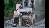السكان يحملون أمتعتهم ويغادروه بحثا عن الأمان بعد الفيضانات المدمرة في نيبال (1)_12