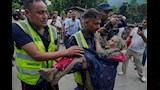 رجال الإنقاذ يستخدمون حفارة لنقل ضحايا فيضانات نيبال لبر الأمان (1)_3