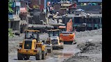 رجال الإنقاذ يستخدمون حفارة لنقل ضحايا فيضانات نيبال لبر الأمان (2)_4
