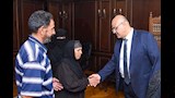 محافظ الإسكندرية يستقبل أسرة عامل نظافة (2)